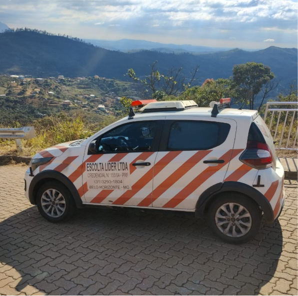 Veículo de escolta da Escolta Lider em estrada de montanha